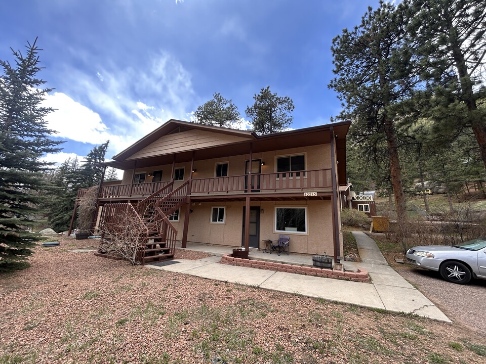 10215 Ute Pass Ave, Unit 2 in Green Mountain Falls, CO - Foto de edificio