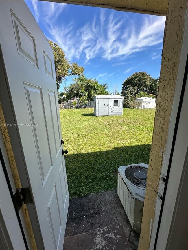 4101 SW 21st St-Unit -W in West Park, FL - Foto de edificio - Building Photo