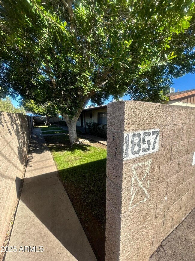 1857 E University Dr in Tempe, AZ - Foto de edificio - Building Photo