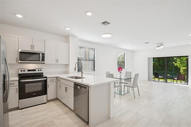 180 SE 5th Ct in Deerfield Beach, FL - Foto de edificio - Building Photo