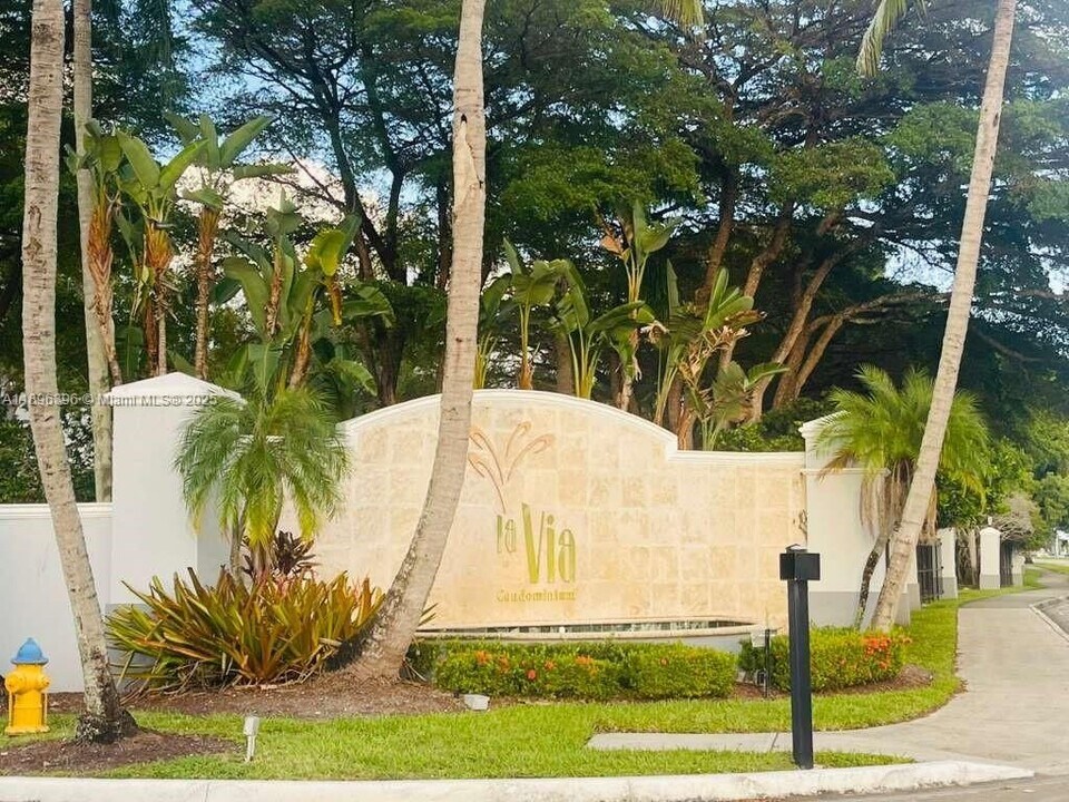 9645 NW 1st Ct in Pembroke Pines, FL - Foto de edificio