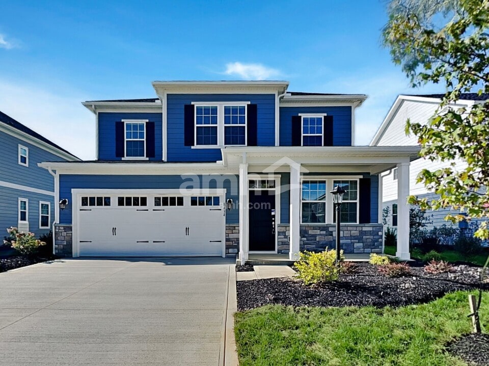 8434 Northpoint Dr in Sunbury, OH - Foto de edificio