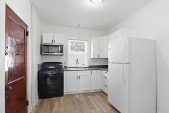 341 Belmont St, Unit 1 in Fall River, MA - Building Photo - Building Photo