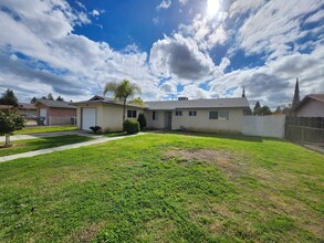 4211 W Dorothea Ave in Visalia, CA - Building Photo - Building Photo