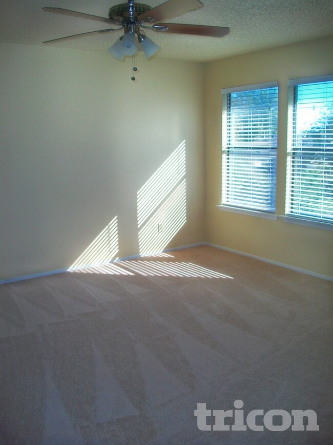 3914 Sweetgum Ct in Flower Mound, TX - Foto de edificio - Building Photo