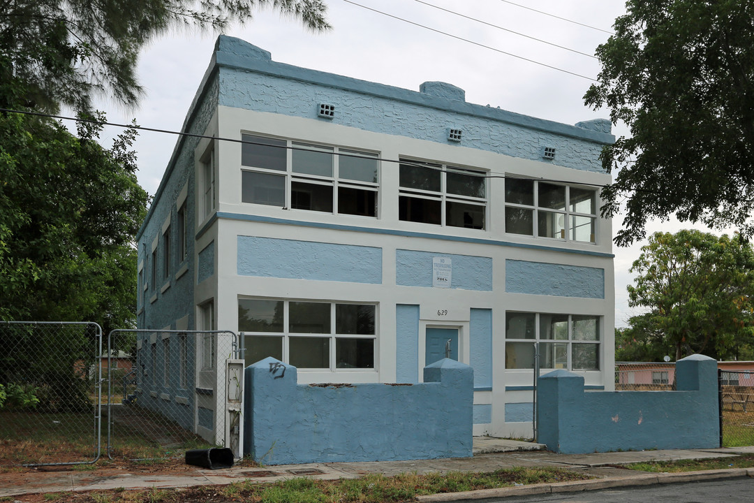 8 Units in West Palm Beach, FL - Foto de edificio