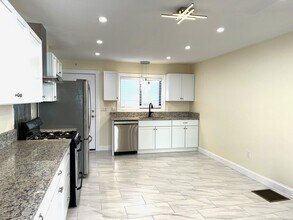 38 Cottage St, Unit 1 in Belmont, MA - Foto de edificio - Building Photo