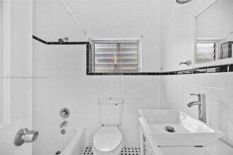 2822 Pine Tree Dr in Miami Beach, FL - Building Photo - Building Photo