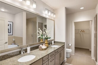 1900 Yorktown Galleria Apartments in Houston, TX - Building Photo - Building Photo
