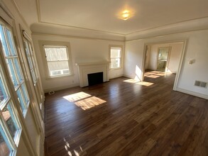 2302 N Cahuenga Blvd in Los Angeles, CA - Building Photo - Building Photo