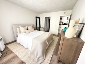 1707 Pacific Coast Hwy, Unit 124 in Hermosa Beach, CA - Foto de edificio - Building Photo