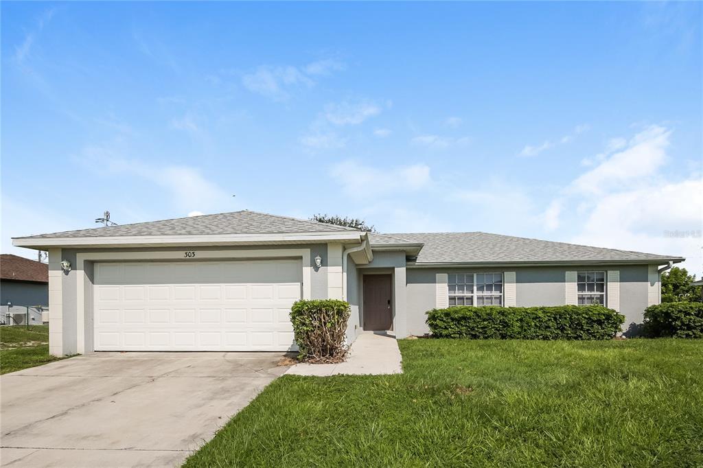 303 NW 3rd Ave in Cape Coral, FL - Foto de edificio