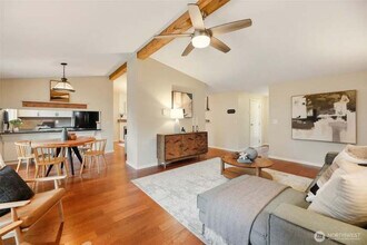 14201 60th Ave SE in Everett, WA - Foto de edificio - Building Photo