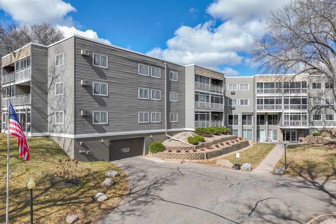 135 Viking Dr E in Little Canada, MN - Building Photo