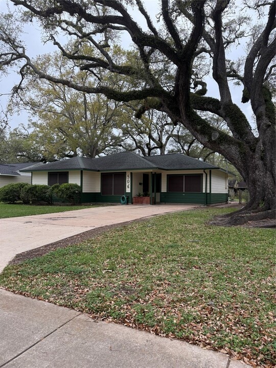 506 Gardenia St in Lake Jackson, TX - Building Photo