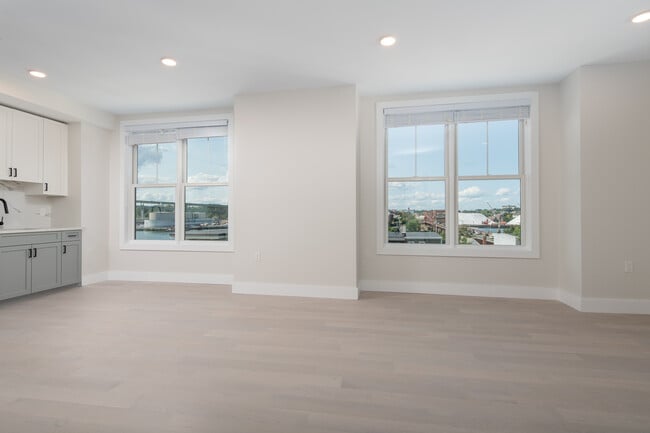 425 Border Street in Boston, MA - Building Photo - Building Photo