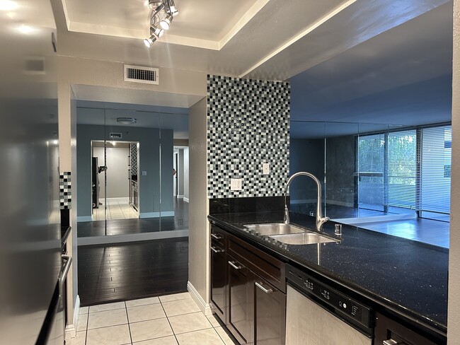 600 W 9th St, Unit 406 in Los Angeles, CA - Building Photo - Building Photo