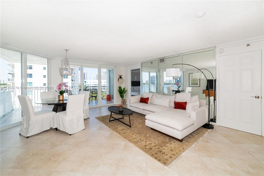 18000 N Bay Rd in Sunny Isles Beach, FL - Building Photo