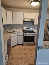604 Woodhaven Dr in Edison, NJ - Building Photo - Building Photo