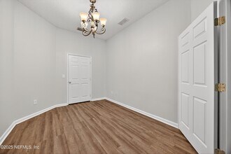 7047 Deer Lodge Cir in Jacksonville, FL - Building Photo - Building Photo
