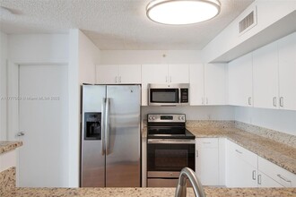 1111 Brickell Bay Dr, Unit 709 in Miami, FL - Building Photo - Building Photo
