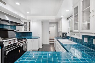 11053 Strathmore Dr in Los Angeles, CA - Building Photo - Building Photo