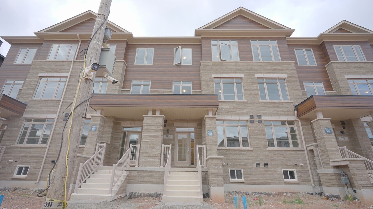 3194 Sixth Line in Oakville, ON - Building Photo