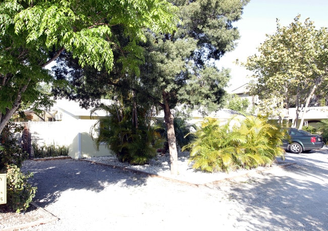 1615 Stickney Point Rd in Sarasota, FL - Building Photo - Building Photo