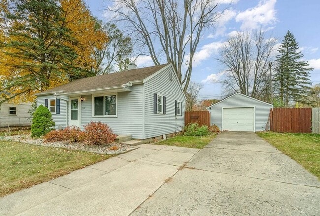 1302 E St Andrews Rd in Midland, MI - Building Photo - Building Photo