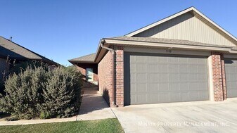 1102 N 7th St in Wolfforth, TX - Building Photo