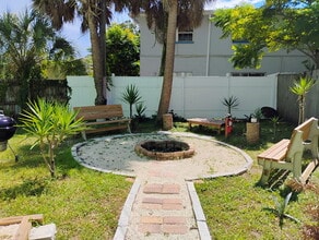 309 Avanda Ct, Unit 2 in Clearwater, FL - Foto de edificio - Building Photo