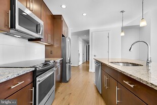 880 New Jersey Ave SE, Unit 2 BR INTERIOR UNIT in Washington, DC - Building Photo - Building Photo