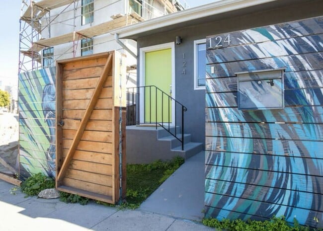 124 Thornton Pl in Los Angeles, CA - Building Photo - Building Photo