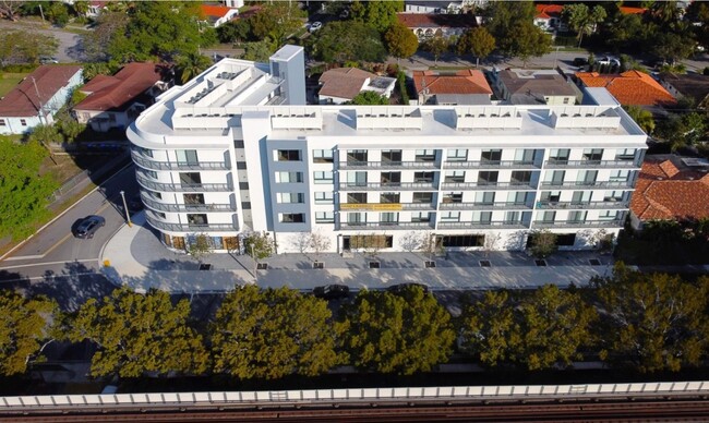 2285 SW 27th St in Miami, FL - Foto de edificio - Building Photo