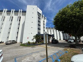 9688 Fontainebleau Blvd in Miami, FL - Building Photo