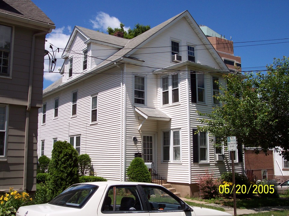 154 College St in Middletown, CT - Building Photo