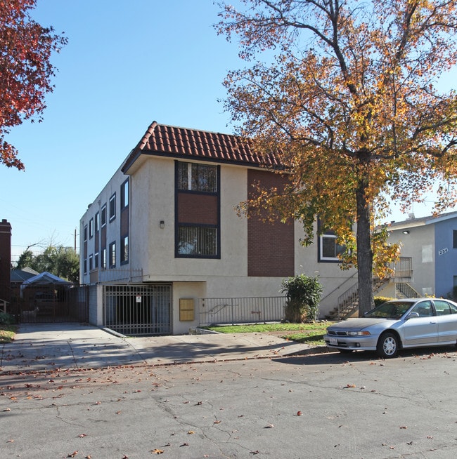 250 W Elmwood Ave in Burbank, CA - Building Photo - Building Photo