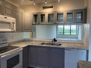 1703 Whitehall Dr in Davie, FL - Building Photo - Building Photo