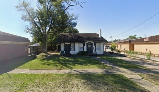 property at 2281-2281-2283 North St