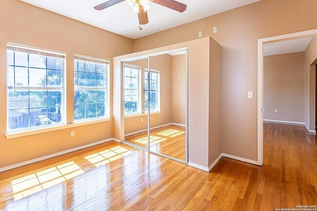 611 W Ridgewood Ct in San Antonio, TX - Building Photo - Building Photo