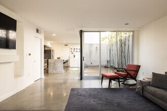 4288 Perlita Ave in Los Angeles, CA - Foto de edificio - Building Photo