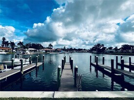 6490 Cape Hatteras Way NE in St. Petersburg, FL - Building Photo