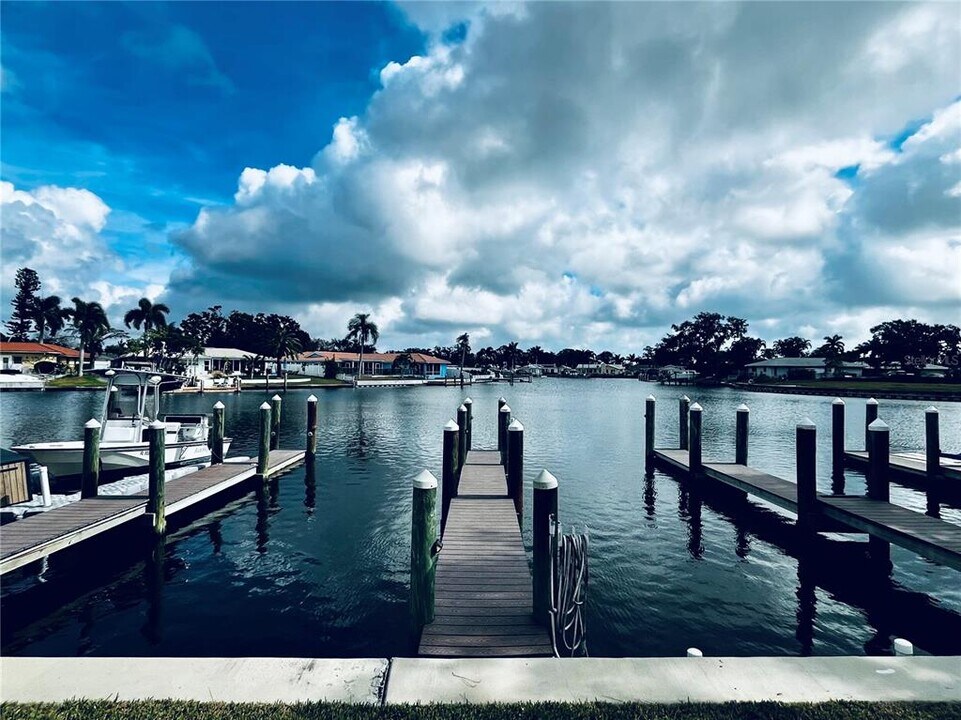 6490 Cape Hatteras Way NE in St. Petersburg, FL - Building Photo