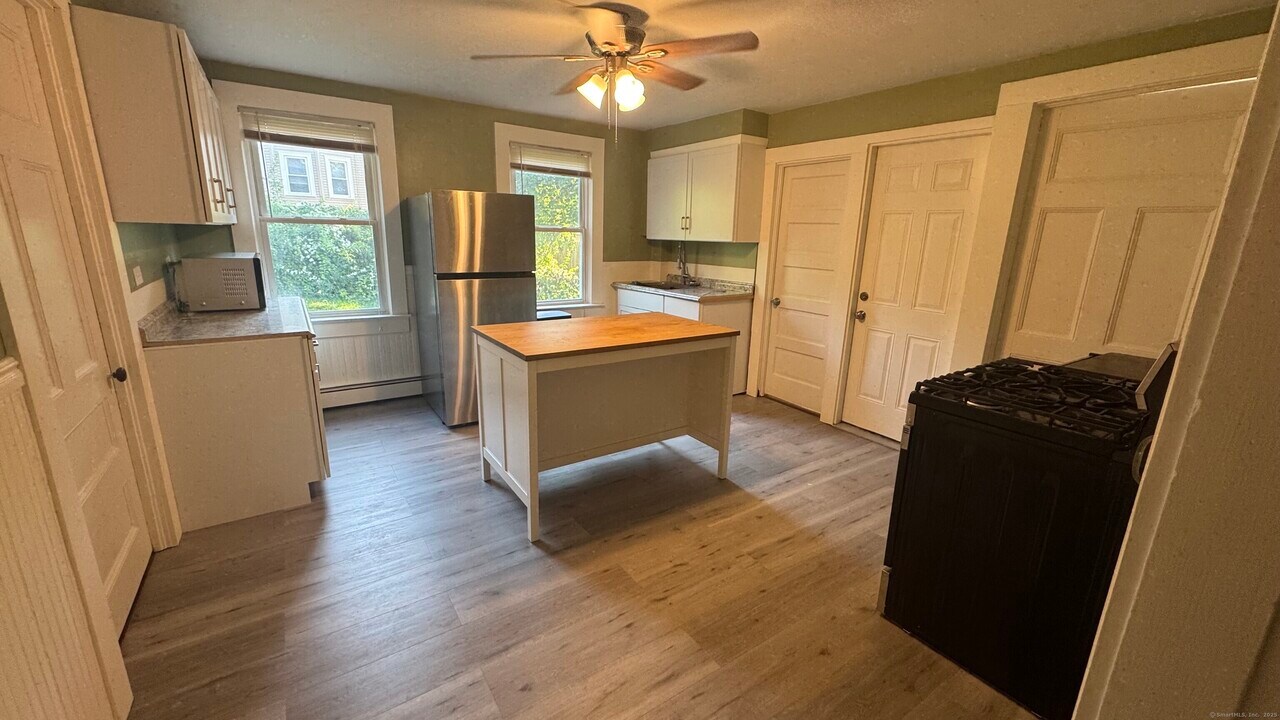 77 Adelaide St in New London, CT - Building Photo