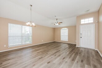 1033 Weaver St in Cedar Hill, TX - Foto de edificio - Building Photo