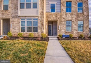 24274 Thurso Sq in Sterling, VA - Building Photo - Building Photo
