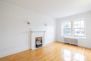 Coolbrook & Cote Saint-Luc in Montréal, QC - Building Photo