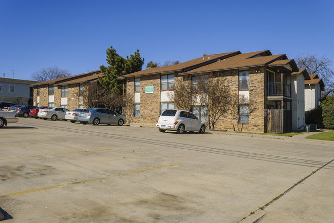 Oak Court Apartments in Denton, TX - Foto de edificio - Building Photo