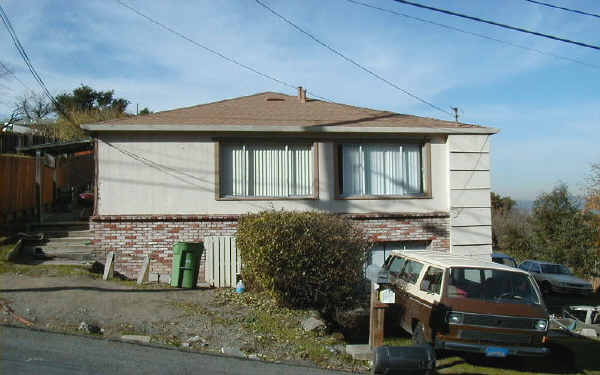 2118 Cotati St in Hayward, CA - Foto de edificio - Building Photo