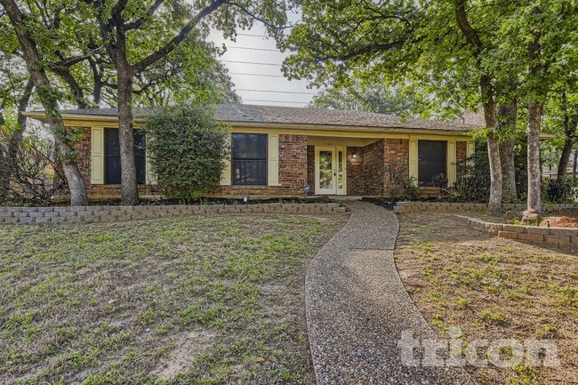 2819 Hedgeway Dr in Arlington, TX - Foto de edificio - Building Photo